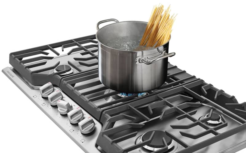 Frigidaire-Cooktop-FCCG3627AS-Boiling-Pot-of-Pasta.jpg